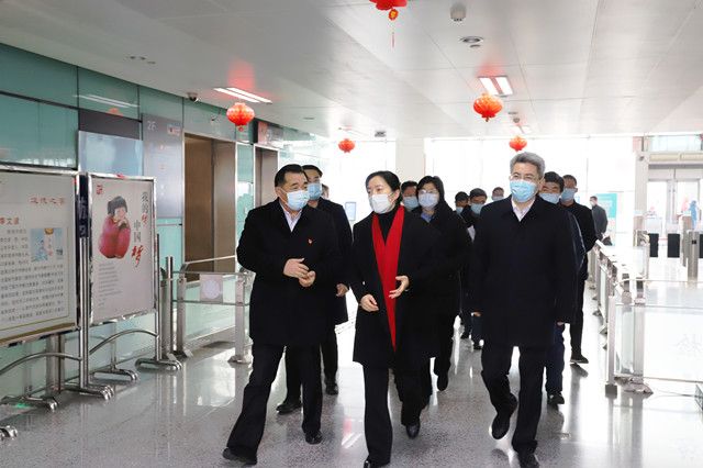 市領(lǐng)導(dǎo)至車站走訪慰問和疫情防控、保供應(yīng)保安全保暢通工作督查